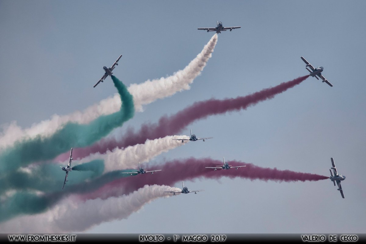 Il 1° maggio si è svolto l'ultimo addestramento delle Frecce Tricolori in vista della nuova stagione acrobatica.

Una bellissima giornata di sole ha accompagnato le evoluzioni dei 10 MB-339PAN sulla base aerea di Rivolto. 👇

fromtheskies.it/1-maggio-a-riv…
