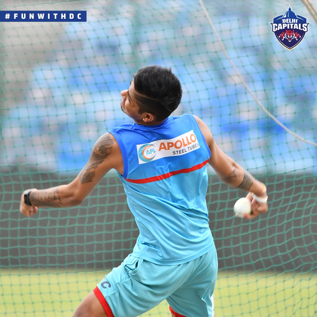 🚨 #ContestAlert 🚨 Who is this DC leg spinner practicing ahead of the Playoffs? 🤔 Bataiye sahi jawaab aur jeetiye official DC merchandise 😄 #FunWithDC #ThisIsNewDelhi #DelhiCapitals