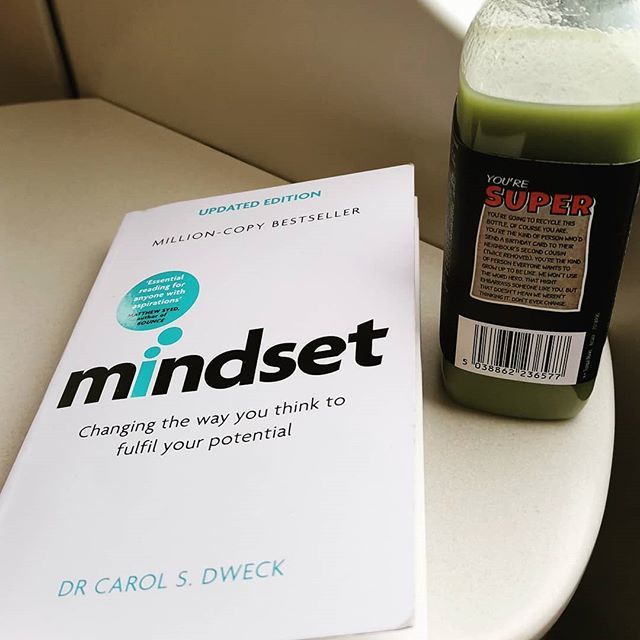 Hoe benader jij je doelen? Met een fixed of een growth mindset? Het heerlijke aan treinreizen: ouderwets in een boek lezen. #altijdblijvenlezen #growthmindset #mindfulliving #tmobile #becomeconscious bit.ly/2VggQQJ