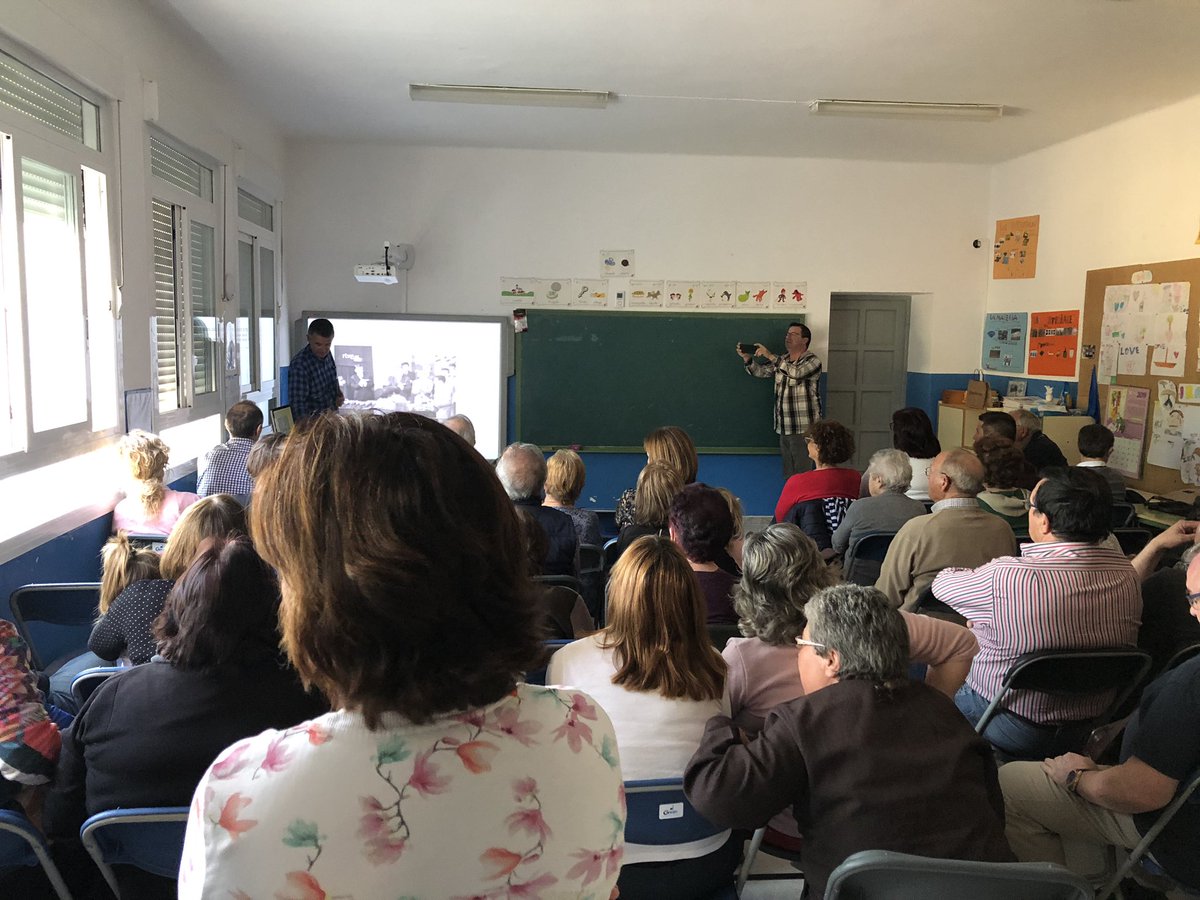 AytoGranius's tweet photo. Presentación en #Curbe de la historia «Misión Rescate» de @rtve en 1969 y 1971 en la que los alumnos de Curbe ganaron el oro y la plata por los yacimientos localizados.
Relato recogido por la revista «El pimendón» de Robres. https://t.co/tQ6n6XimiQ
