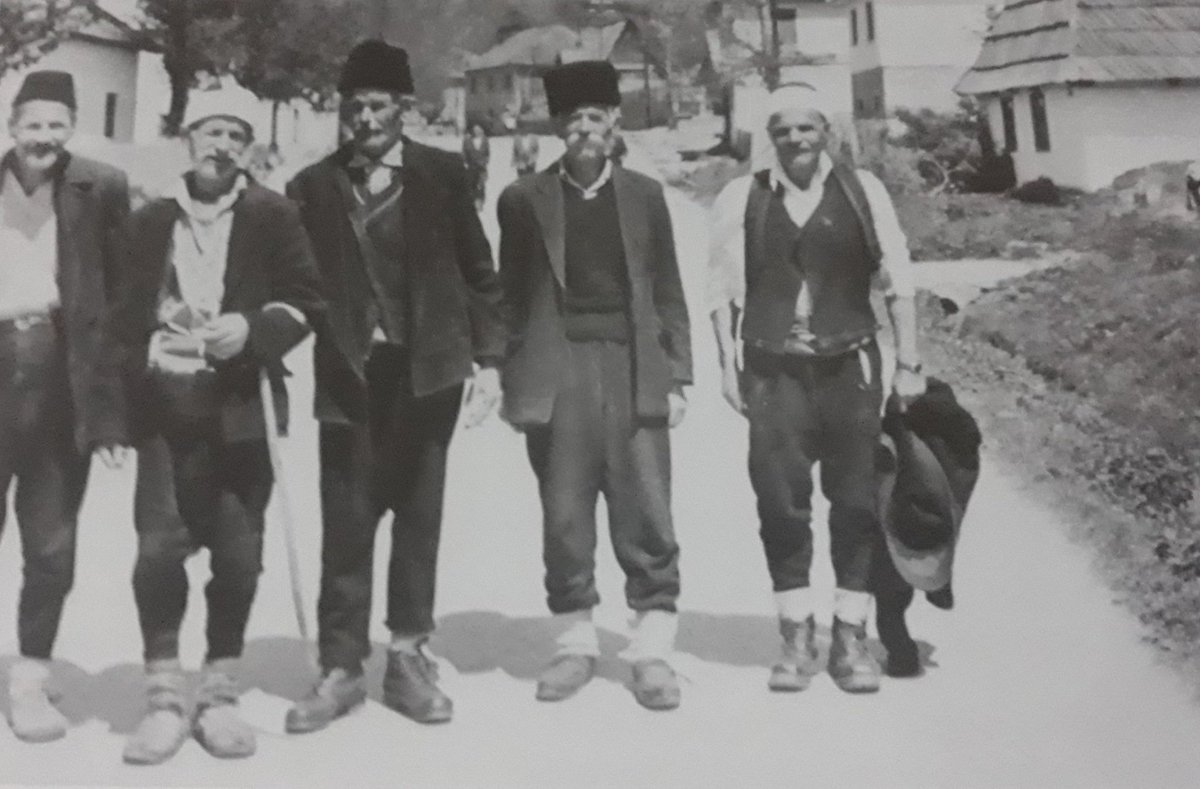 Geographymunic1's tweet photo. #oldclothes #clothes #1950s #50s #1960s #60s #historypost #historicalpost #history #historical #old #bosnia #BosniaAndHerzegovina #Sarajevo
 
Clothes that people used to wear a while back.

N.B. IX-3 https://t.co/FNcWBRfNzD