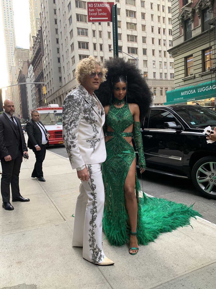 honeymoonjoon's tweet photo. CIARA OH MY GOD #METGala https://t.co/42nmWXbJHK