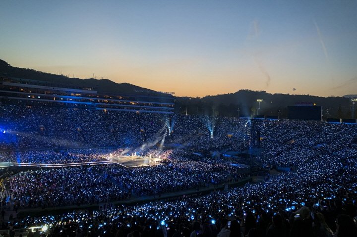 #BTS #방탄소년단 bit.ly/2H3ubTz 
"BTS, the new kings of pop, conquer a deafening, sold-out Rose Bowl"... LA Times