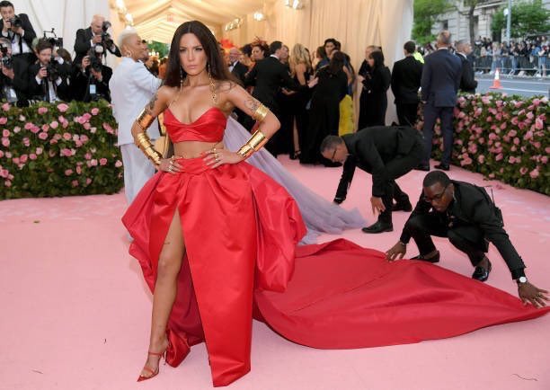mtvmiaw's tweet photo. Nominada en los #PremiosMTVMIAW y rompiéndola en la #METGala ¡Cada RT es un voto por @halsey! #MTVLAHITGLWITHOUTME https://t.co/Uy2tWaTjzm