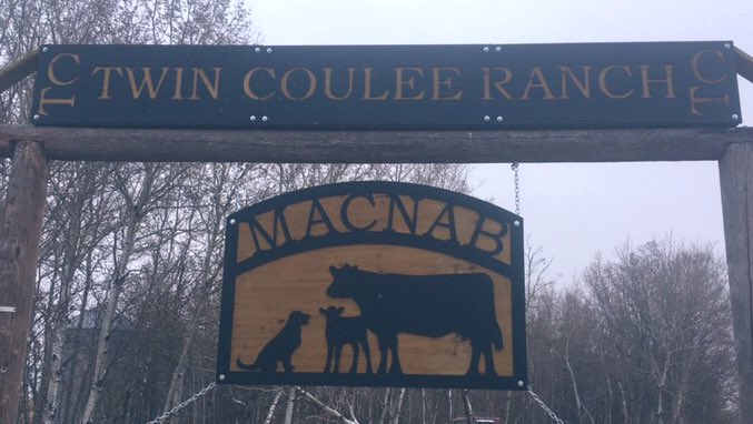 Happy Monday friends. Excited to see all the new signs going up this spring. Here is a project I worked on for the Macnab family. Love the way this one was hung