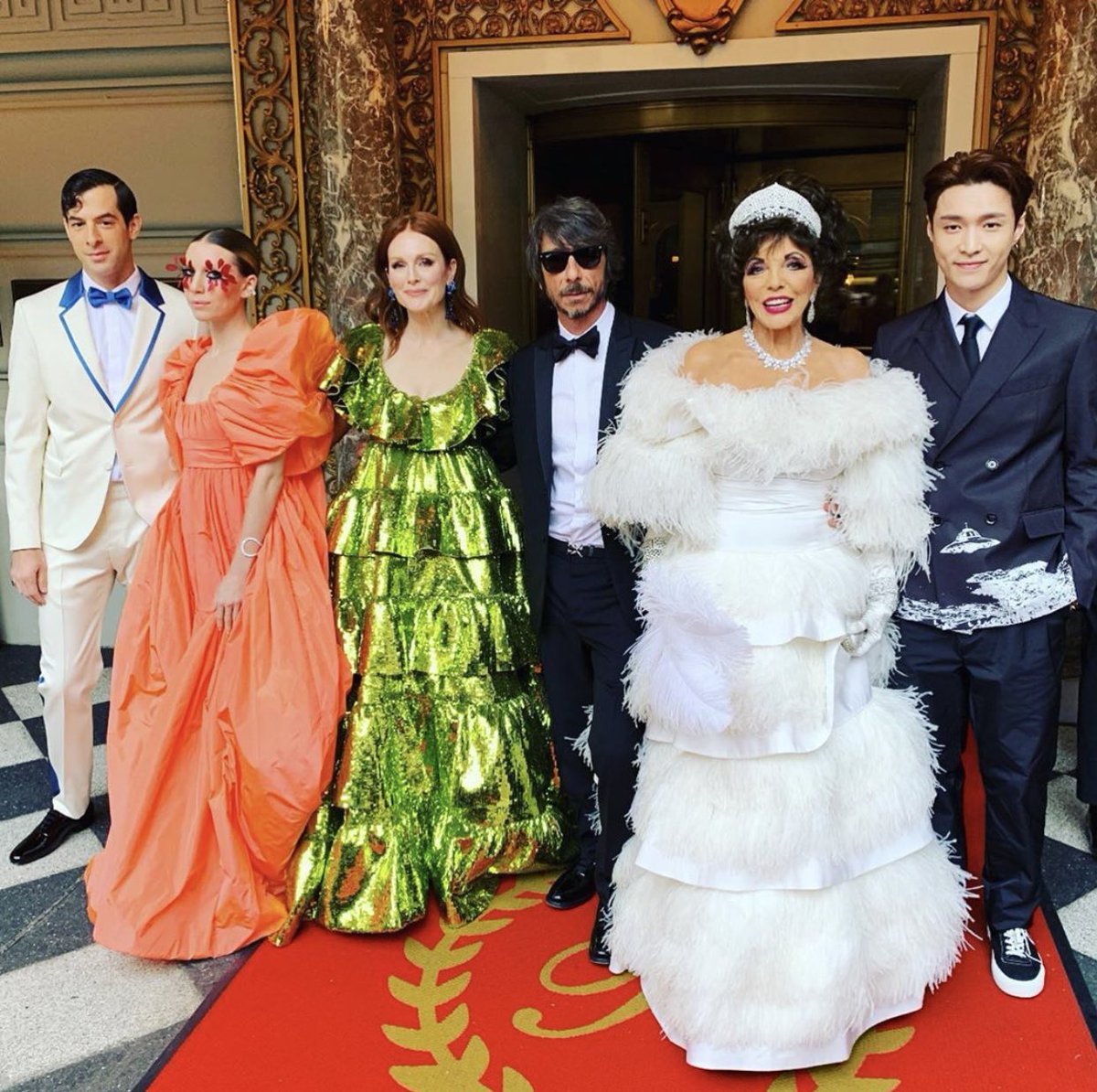 Cintahehe2's tweet photo. #MetGala
#LAYxVLTNinNYC 
#LayZhangMetGala https://t.co/mLjHcuGox3