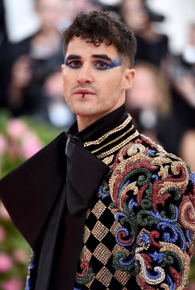 blackoutaaliyah's tweet photo. Darren Criss is apparently the only straight man that can FOLLOW A THEME!
#MetGala https://t.co/u9bQkADkM4