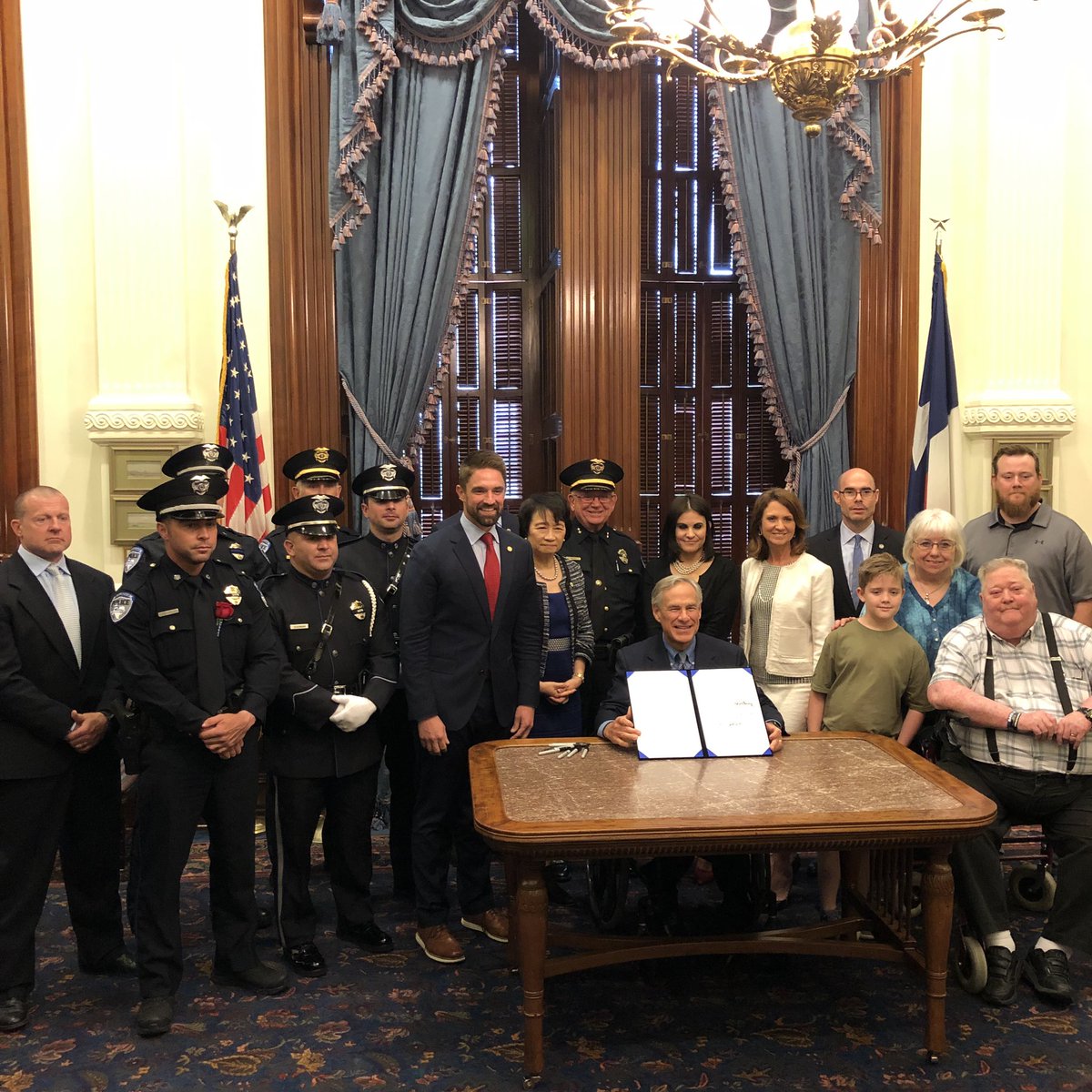 leachfortexas's tweet image. I was honored today to stand with the Sherrard family alongside @GregAbbott_TX for the bill signing ceremony for HB 540, designating portions of Hwy 75 in Richardson the “Officer David Sherrard Memorial Highway.” #txlege
