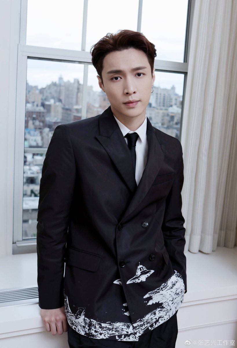 XingPark's tweet photo. 190507 Yixing Studio Weibo update: "Boss Zhang Yixing is about to go on #METGala red carpet, wearing custom made black suiting "The Traveller" by Valentino creative director Pierpaolo see you on the red carpet in a bit!"
#LAYxVLTNinNYC
#LayZhangMetGala
@layzhang https://t.co/jIdQCeEeTv