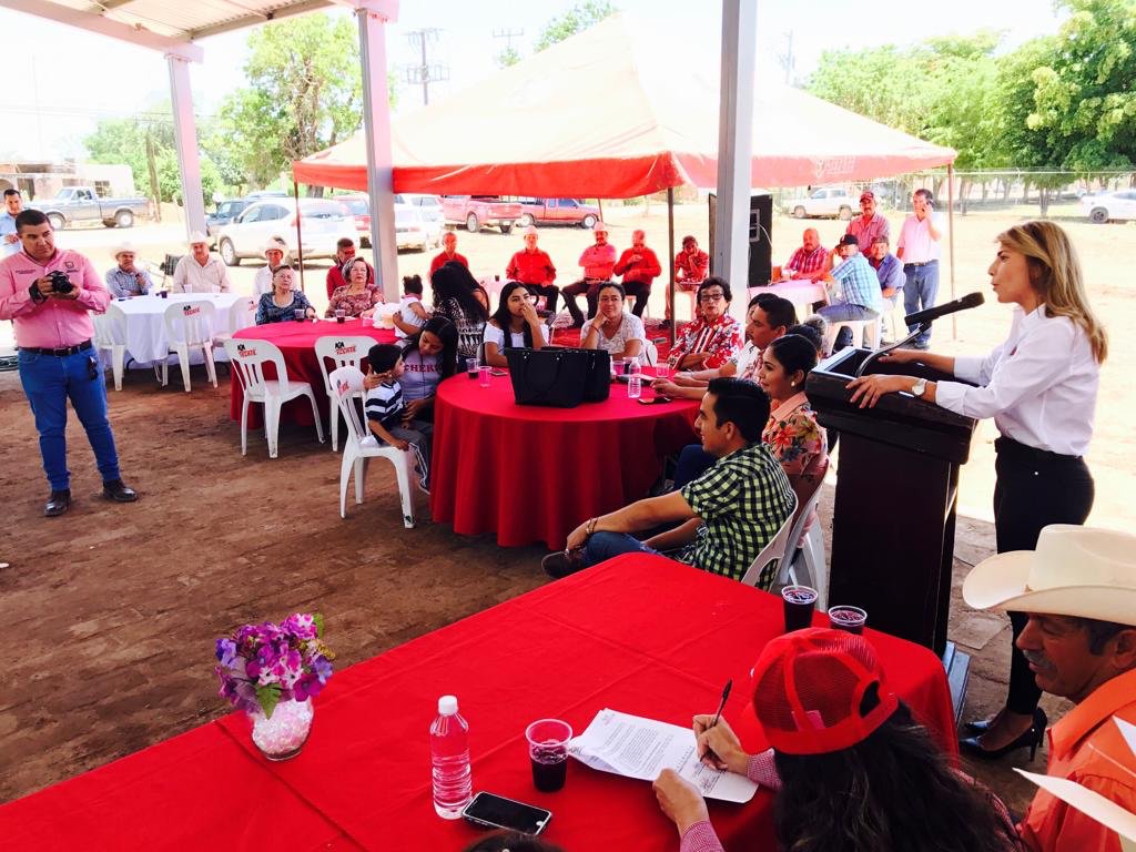 RoxanaRubioVal2's tweet photo. Celebrando con mi gente en el 56 aniversario del Ejido de Baburía, Municipio de Sinaloa. Lugar de donde soy originaria y de donde estoy profundamente orgullosa de pertenecer.

#RoxanaRubio #PartidoAccionNacional https://t.co/vCIMO0k4ot