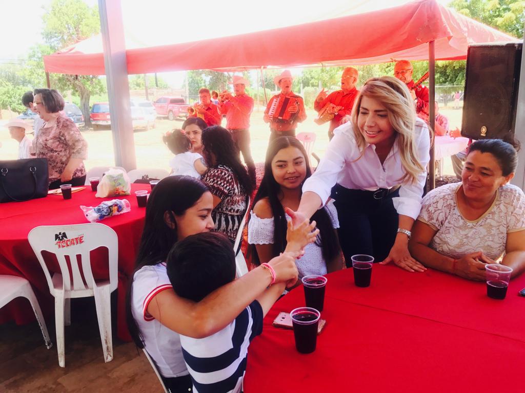 RoxanaRubioVal2's tweet photo. Celebrando con mi gente en el 56 aniversario del Ejido de Baburía, Municipio de Sinaloa. Lugar de donde soy originaria y de donde estoy profundamente orgullosa de pertenecer.

#RoxanaRubio #PartidoAccionNacional https://t.co/vCIMO0k4ot
