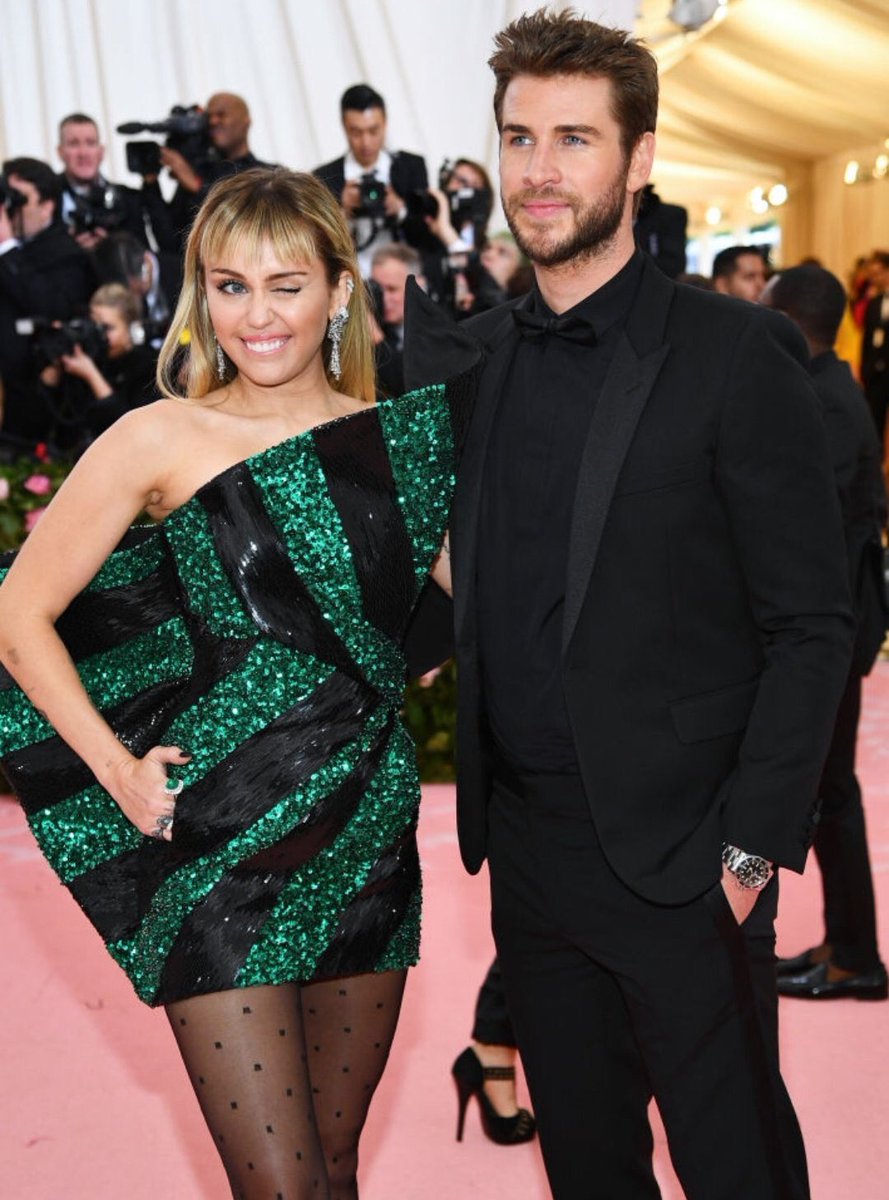 2015smetgala's tweet image. Miley Cyrus x Liam Hemsworth #MetGala
