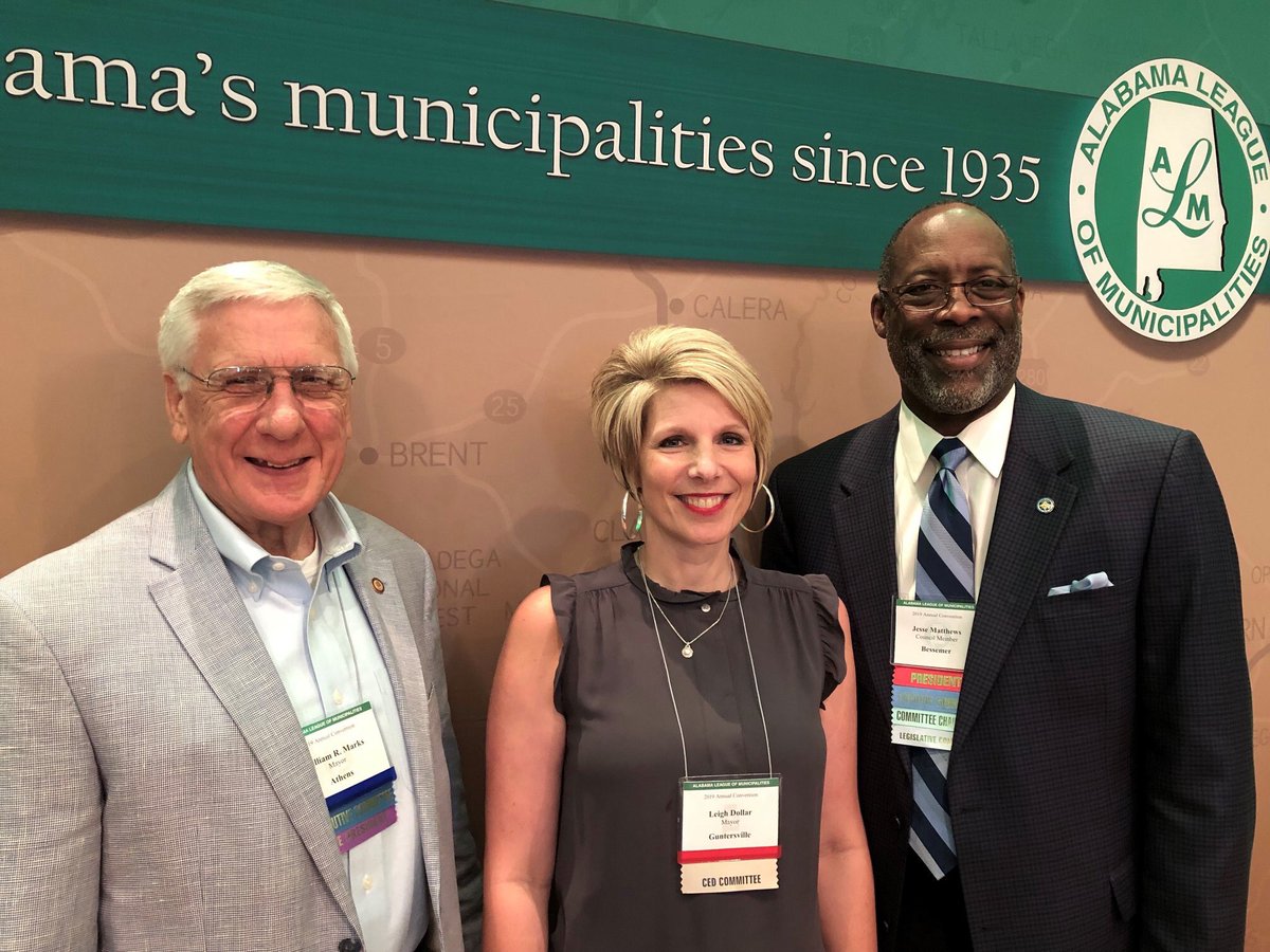 AL_League's tweet photo. Council President Jesse Matthews of Bessemer passed the gavel to Mayor Ronnie Marks of Athens at the 2019 Business Session. Congratulations to Mayor Marks and Mayor Leigh Dollar of Guntersville who were elected 2019-2020 President and Vice President! #ALMCon19 https://t.co/ADqfl2fOoG