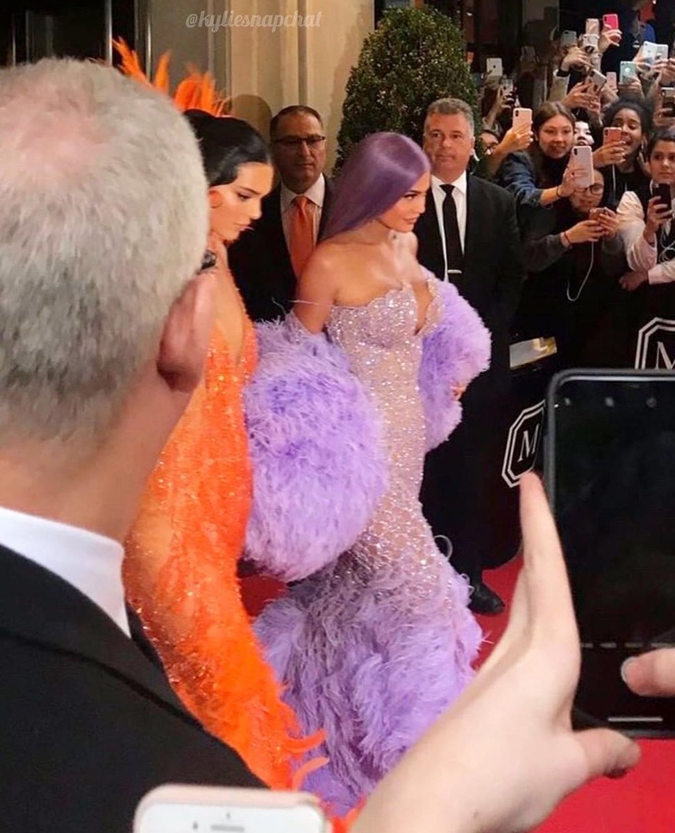 forkimkw's tweet photo. Kylie Jenner and Kendall Jenner are coming! 😍🔥 #MetGala https://t.co/UjwQ6NUVoT