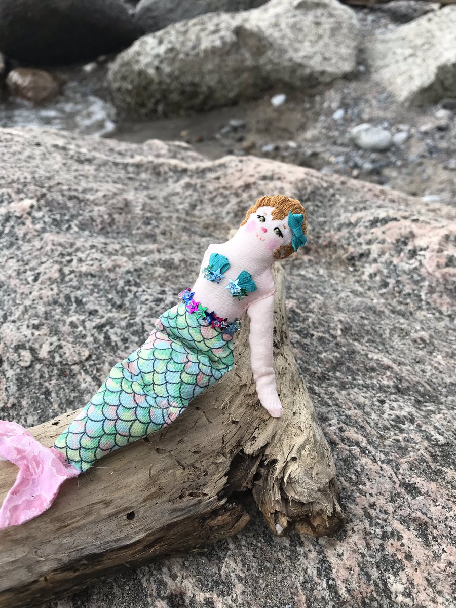 shannon51687778's tweet photo. There be mermaids on the shores of Lake Ontario! This is Melly the Mermaid lounging around on the beach on this lovely spring day. #the100dayproject #annwoodhomemade #tinyragdoll #tinyragdolls #fabricartdoll #ecofriendlydoll #clothdoll #tinymermaid #mermaid https://t.co/ZkGuxaoh8L