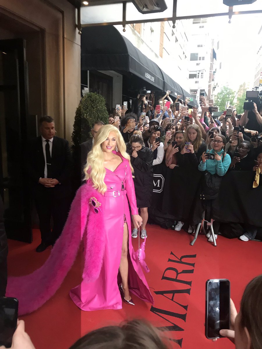 EyeHateHeels's tweet photo. everyone at the Met right now. #MetCamp #DiscoBarbie https://t.co/Yyeb2VJkHQ