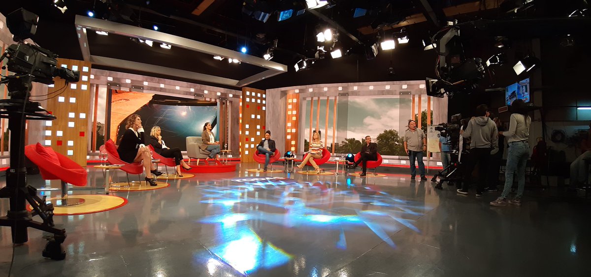 ConCarmen_C9's tweet photo. #TodasLasTardes | Ya estamos en #Vivooo!! Con toda la actualidad para arrancar el #lunes! Miranos en https://t.co/tVRxUx843s https://t.co/YsP1Ss5sP0
