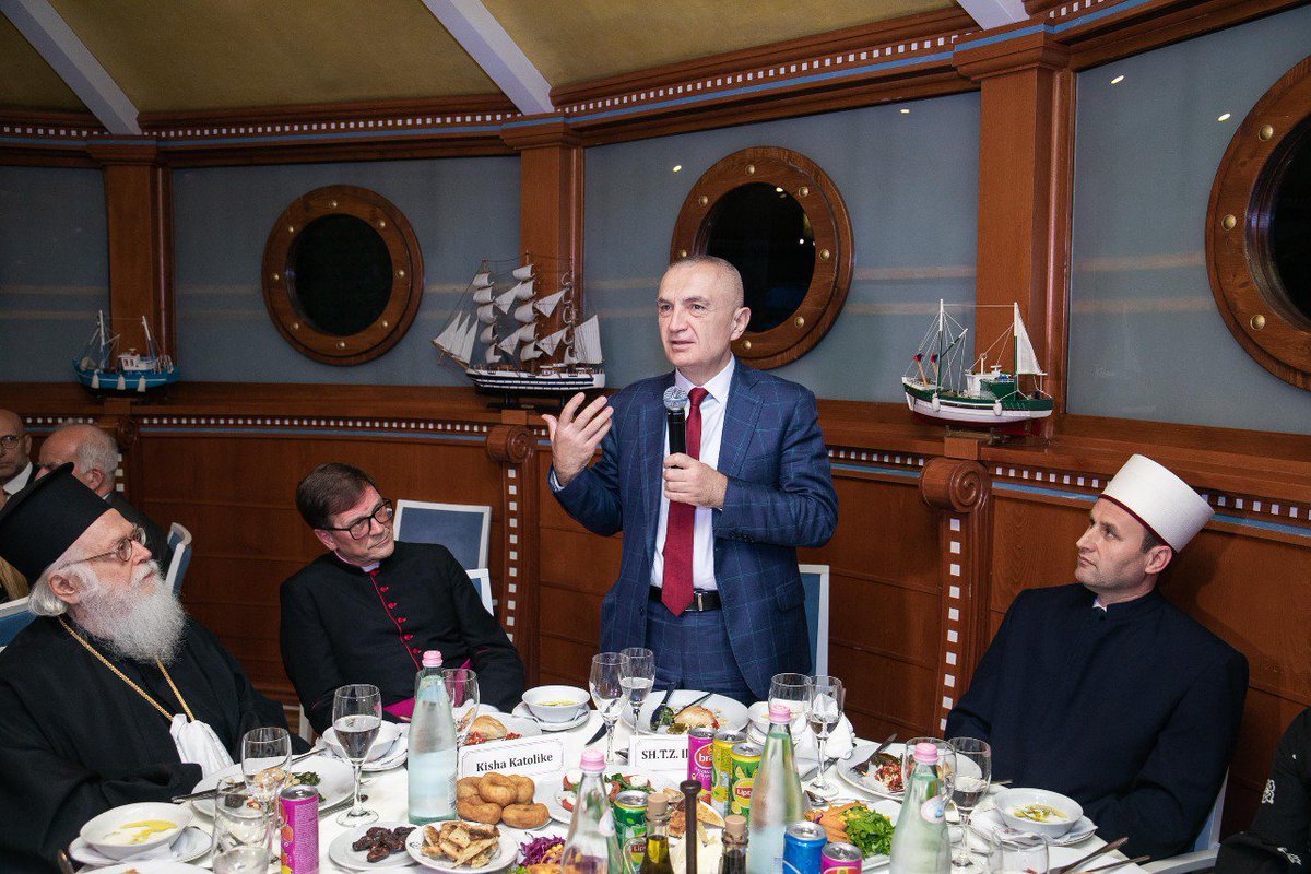 ilirmetazyrtar's tweet photo. I nderuar të merrja pjesë në iftarin e organizuar nga @KMSH1923 për të ndarë së bashku me Haxhi #BujarSpahiun &amp; drejtuesit e kom. të tjera #fetare nderimin për #Muajin e Madhërishëm të #Ramazanit &amp;respektin tim të thellë ndaj #besimtarëve për përkushtimin e tyre ndaj🇦🇱&amp;Zotit! 1/2 https://t.co/BomHTDJ3Tn