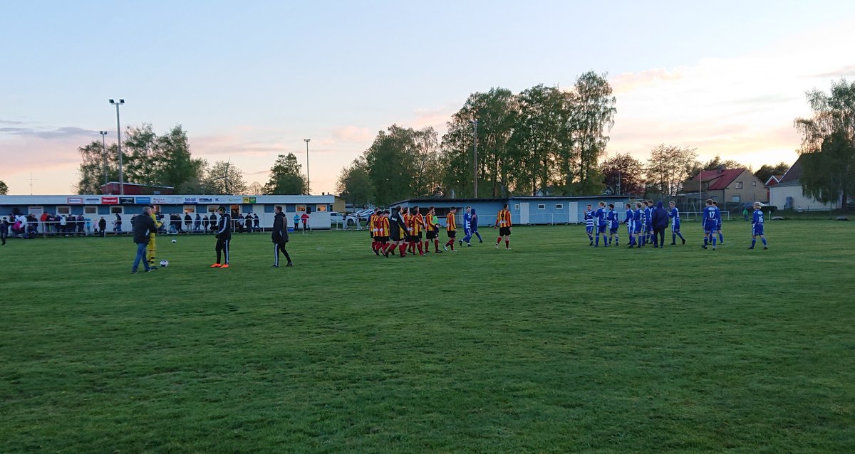 JK10IF's tweet photo. @JK10IF Matchen slut och det blir en riktigt go seger med 2-1 i premiären borta mot Tråvad/Larv. Inget skönspel där Tråvad/Larv var det bättre laget i 1:a halvleken och gick till paus med en 1-0 ledning. I andra vänder vi genom mål av Anton Hjalmarsson och Jakob Berggren. 👍🙌😊 https://t.co/B1dJE731ZD