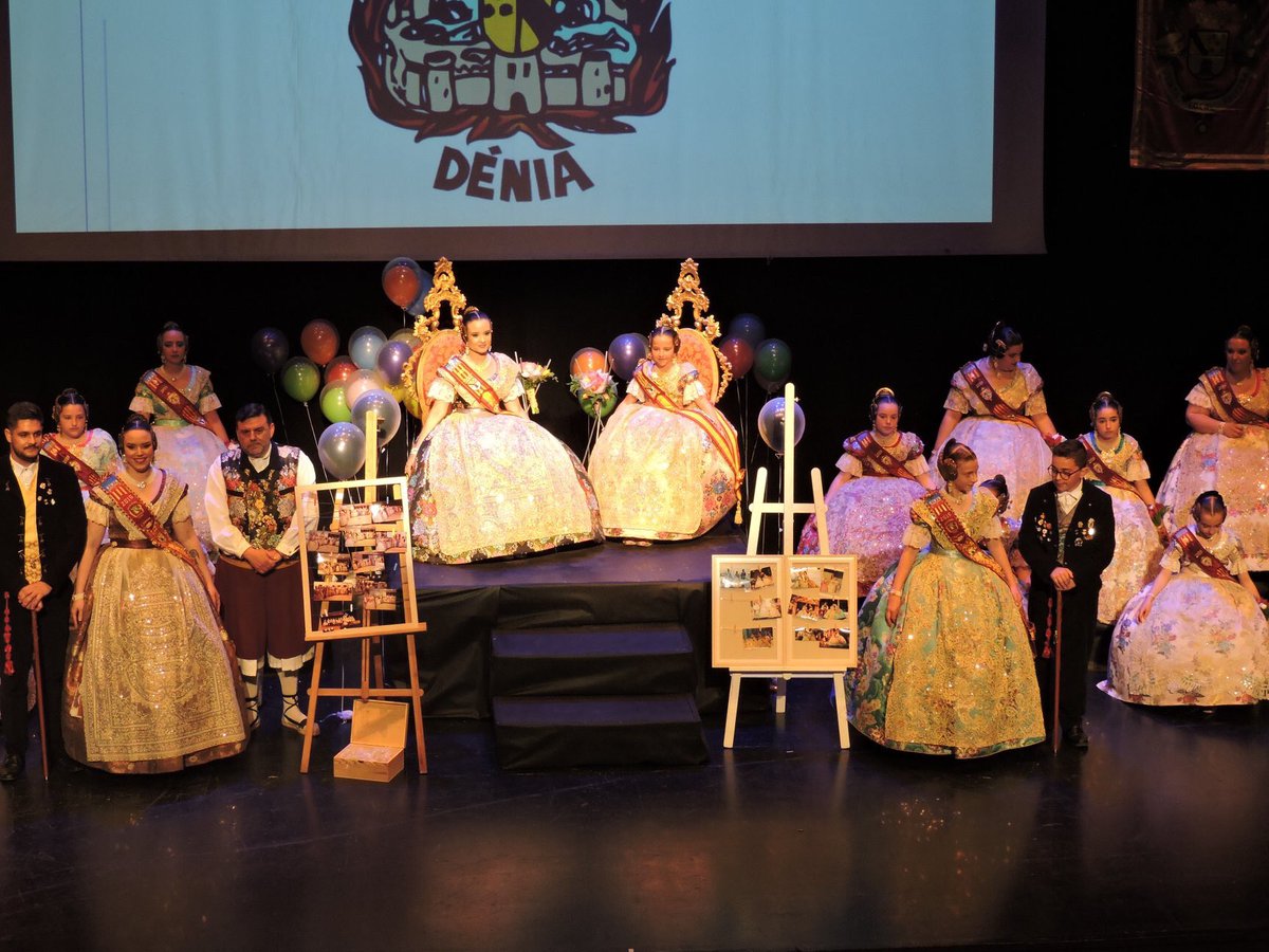 FallaDiana1's tweet photo. Ací teniu als nostres representants del 2019 i 2020 a l’acomiadament de les FFMM de Dénia 2019.
#falles #fallas #falles2020 #fallas2020 #fallesUNESCO #fallasUNESCO #Dénia #Denia #FDN20 https://t.co/IWjl85WScX