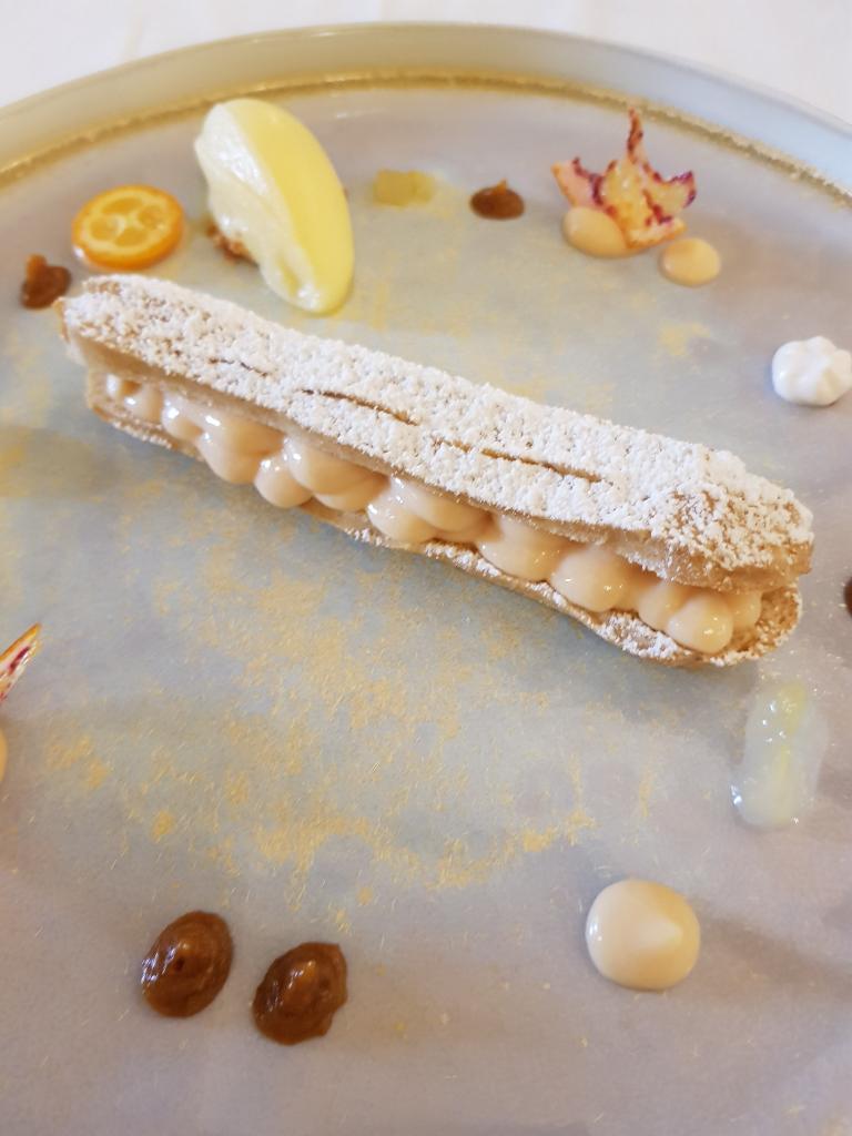 GuiaMichelin_ES's tweet photo. Una acogedora casa de comidas de las que nunca decepcionan… En #Alzira, @CamiVell se ha ganado en su largo recorrido una bien merecida fama en la comarca. Royal de alcachofas con foie; Éclair de cítricos. #BibGourmand #GuiaMichelin https://t.co/GNFKRmC4iW