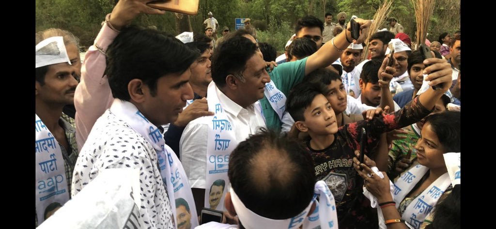 Great n meaningful day of Campaigning for <a href="/brijeshgoyalaap/">Brijesh Goyal</a> in Delhi .. it’s wonderful to see the warmth n support for <a href="/AamAadmiParty/">AAP</a> <a href="/ArvindKejriwal/">Arvind Kejriwal</a> ..CITIZENS support LEADERS who deliver. More power to #citizensvoice in parliament.. JAI HIND