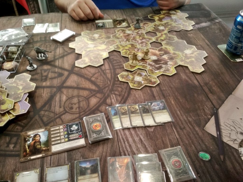 bazar_iglesias's tweet photo. Hoy ha sido una tarde muy entretenida. #demonworker de @Guerrademitos (sigue sorprendiendo), #ReinosdePapel de @Mercurio_Juegos y #Viajesporlatierramedia de @FFGames_ES Todos chulísimos. https://t.co/zbTC71Uv1H