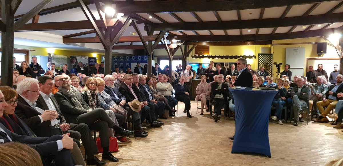 FNihous's tweet photo. #LaRegionprochedevous
Beaucoup de monde à #Hondeghem pour venir échanger avec @xavierbertrand et des élus régionaux des #HautsDeFrance
✔Sur les compétences uniques de la Région (#Transport #Formation)
✔Sur des politiques spécifiques (#TransitionÉnergétique #DevoirdeMemoire) https://t.co/Dkb6iej6D8