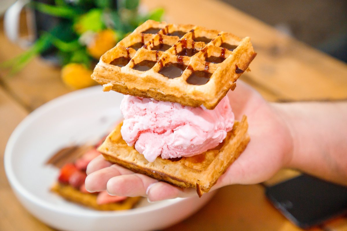 Waffle recién hecho, helado de fresa y chocolate: Ice Cream Waffle 🤤
