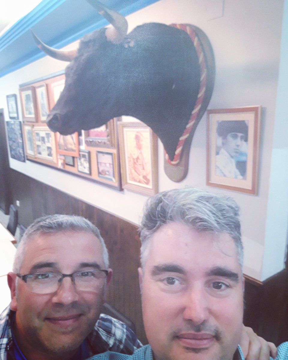 Josepepemorgan's tweet photo. Al meu costat Paco Gomar President de la #PenyaTaurina sita al Bar Campillo de La Pobla del Duc, darrere #Pomposo Bou recordat per la seua actuació una vesprada de 1970 al coso del Carrer Xàtiva. Els matadors foren #Fabra #Camimo i el #Cordobés #CulturadeBous https://t.co/Jfh2GpGfvH