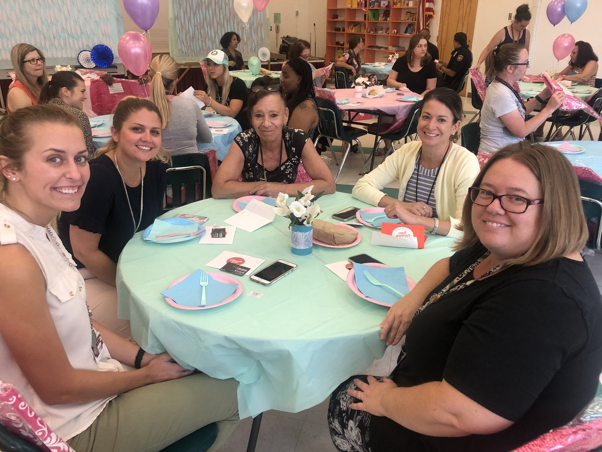 yateseagletpta's tweet photo. Starting Teacher Appreciation week at @HcpsYates off with a hearty lunch. We love our Yates teachers and staff! If you can read this, thank a teacher! #PTA #PTAProud #TeacherAppreciation2019 https://t.co/LzNQkC2Zjw