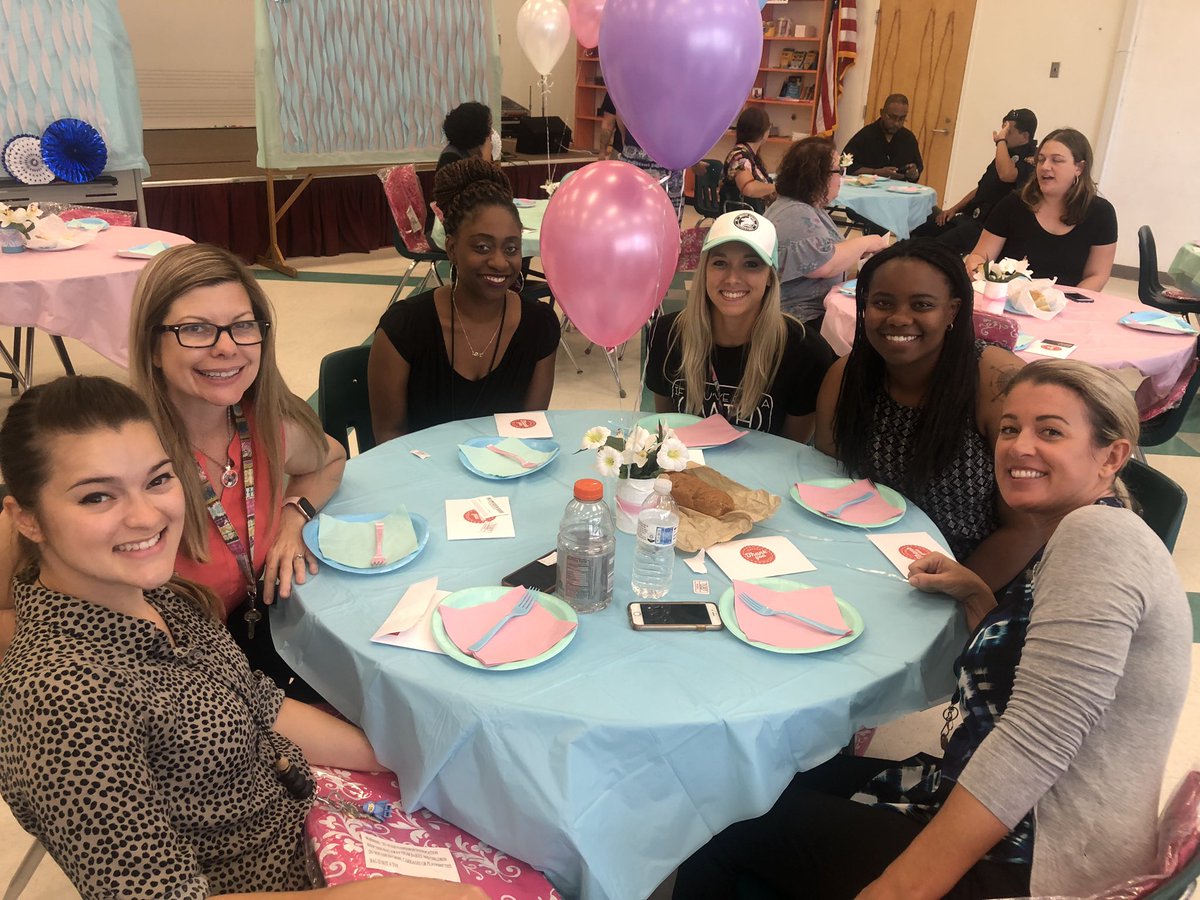 yateseagletpta's tweet photo. Starting Teacher Appreciation week at @HcpsYates off with a hearty lunch. We love our Yates teachers and staff! If you can read this, thank a teacher! #PTA #PTAProud #TeacherAppreciation2019 https://t.co/LzNQkC2Zjw