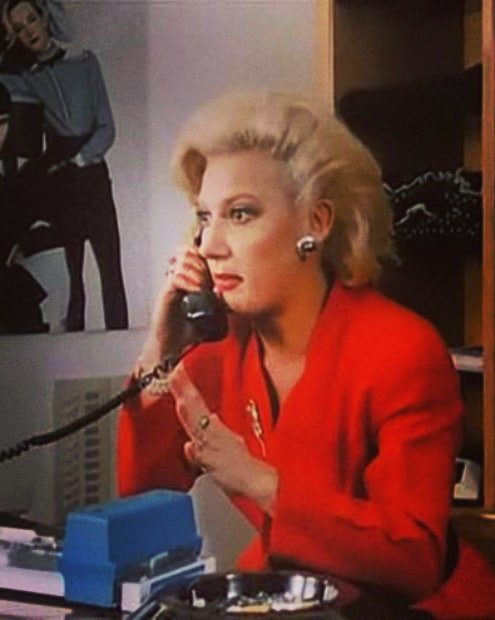 strangerfilmsit's tweet photo. Sapevate che #enricovanzina è anche scrittore? Ahimè si ed il risultato è il film diretto dal fratello Carlo ovvero #lefintebionde (1989). Per chiudere in bellezza gli anni 80 i fratelli dei luoghi comuni all'italiana ci regalano questa chicca #trash con un cast da paura! https://t.co/j9fi9adqiL