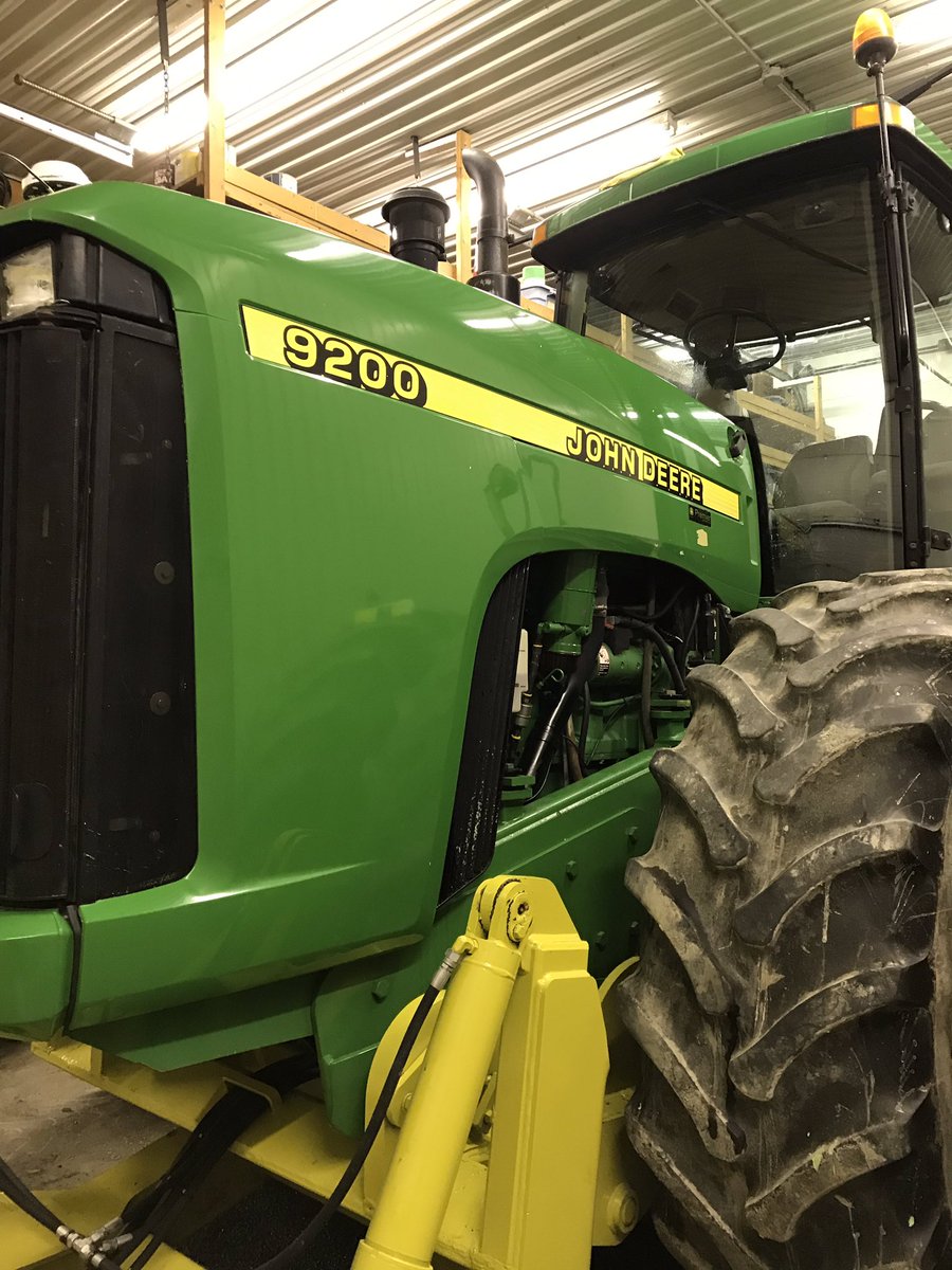 It’s amazing what some wax and some arm muscle can do 💪🏻#2k19 #JohnDeere