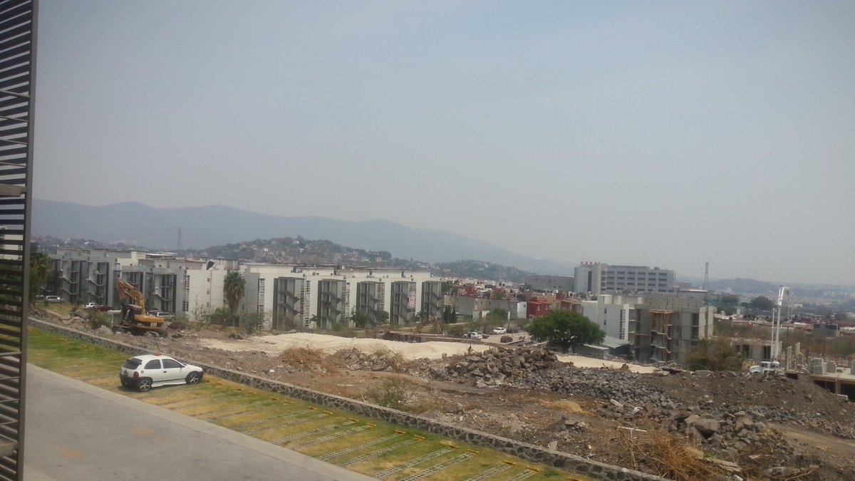 DenunciaMexico5's tweet photo. @GobiernoMorelos Obra sumamente ruidosa en Emiliano Zapata. Hagan Algo. Todo el dia pica piedra. Vecinos con mantas y agrsivos quieren poner fin por su propia cuenta. Fracc. Altavista https://t.co/ZMQxm6Nf2Z