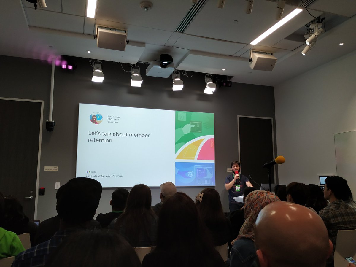 Full house for <a href="/ABarroso/">Filipe 💙</a> talking about member retention in communities. Good job!! #GDGSummit