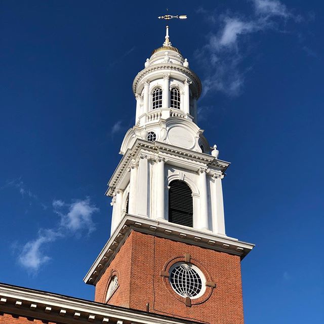 plbhalbert's tweet photo. Blue skies and the United Church on the Green’s federal bell tower, designed circa 1812 and completed by 1815 #belltower #tower #bell #bluesky #meetinghouse #church #architect #architecture #federal #federalstyle #neoclassical #weathervane #gold #1810s #… https://t.co/K6pIy60ctC https://t.co/bFBEET2TdY