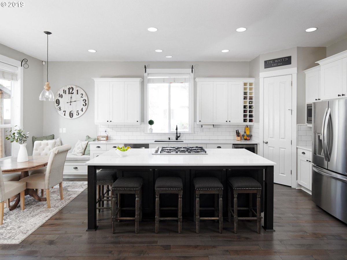 MattFord27's tweet photo. If this was your new kitchen, what’s the first thing you’re cooking, and what bottle are you opening to celebrate?

#homeforsale #craftsman #realestate #oregonrealestate #oregonrealtor #housingmarket #investments #newhome #celebrate #kitchendesign #realtorviews #fordproperties https://t.co/k9SQByJWvt