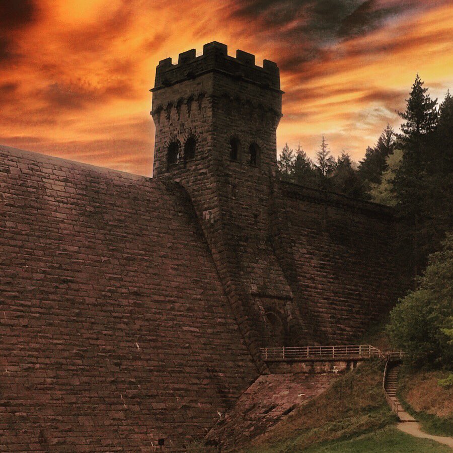 Evening walk to finish off the Bank Holiday #DerwentDam #PeakDistrict