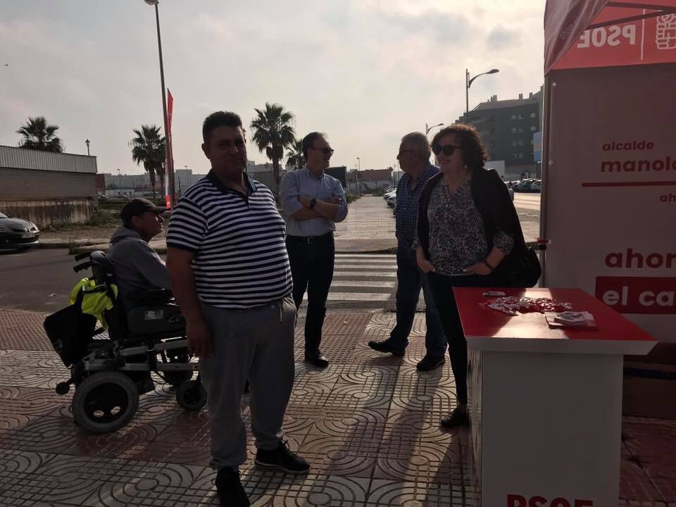 ManoloGarciPSOE's tweet photo. 🏘 En El Barrio de los Platos sin parque ni jardines la degradación se extiende como una mancha de aceite.
▶️➡️ Como alcalde mi compromiso será más seguridad👮♀️, parque y jardines🌲☘️, más limpieza🧹/❤️
#ahoraelcambio
#ManoloAlcalde
#SiempreHaciaDelante https://t.co/9Uo3qmmieS