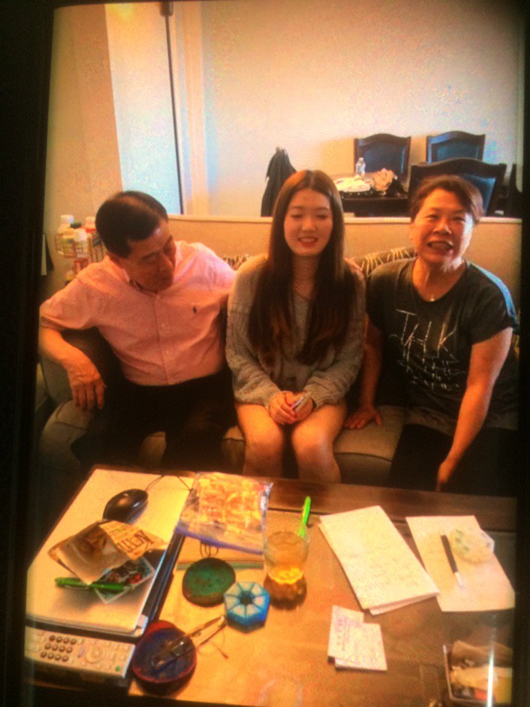 가운데 있는 20대 여성 박민경 daughter 김민지(Min Ji Kim)입니다 오른쪽 김민지 할아버지 현상덕 친 여동생 이 아니라 수상한 중년에 여성 같습니다 FBI 에서 조사해 주세요