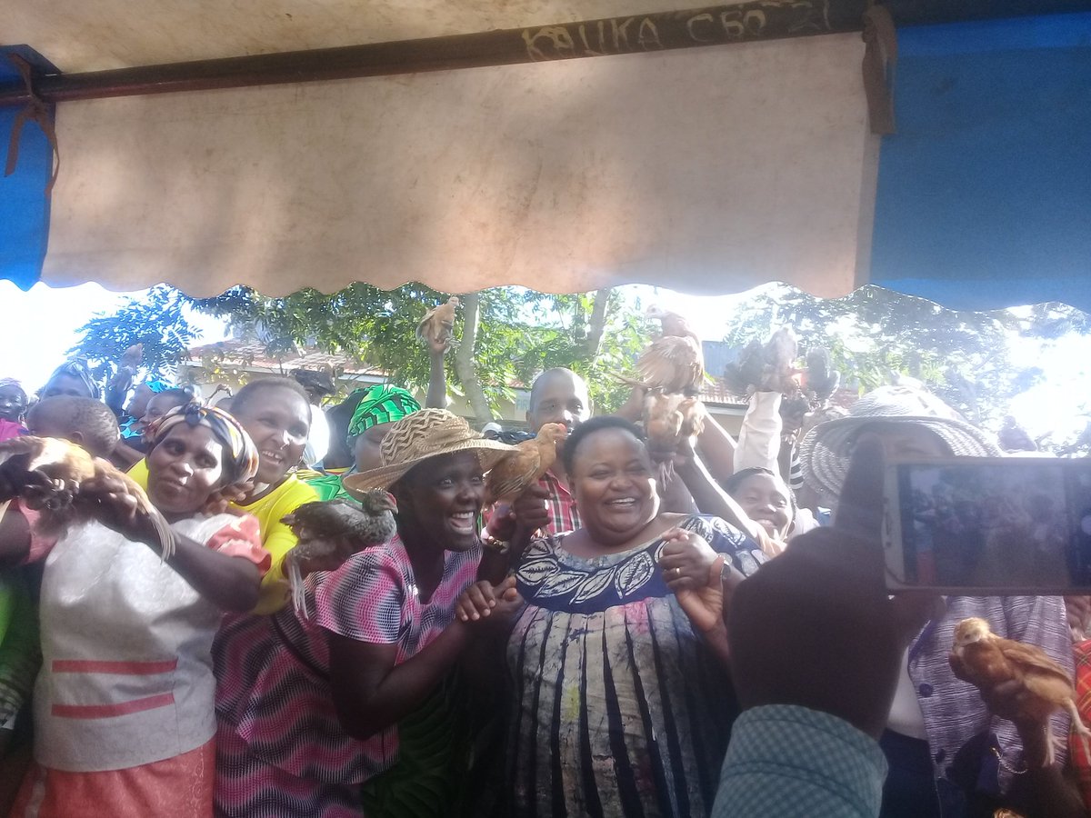 Enefm970's tweet photo. Hundreds of men, women and youth in  community based orgarnizations receive chicken from County Mp Rose Museo at katulye _Kalamba Nzaui sub county Makueni County .Museo has urged youth to ensure they register themselves in self _help groups inorder to boost their economy. https://t.co/zNXUsv60Ly