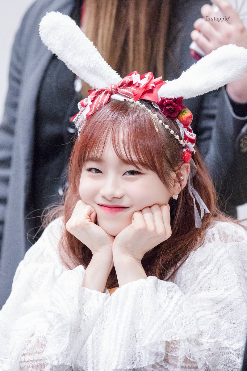 loonapics's tweet photo. 190323 #chuu #loona 
˖first apple https://t.co/ZrUlobKuSa