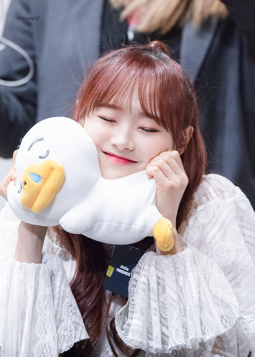 loonapics's tweet photo. 190323 #chuu #loona 
˖first apple https://t.co/ZrUlobKuSa