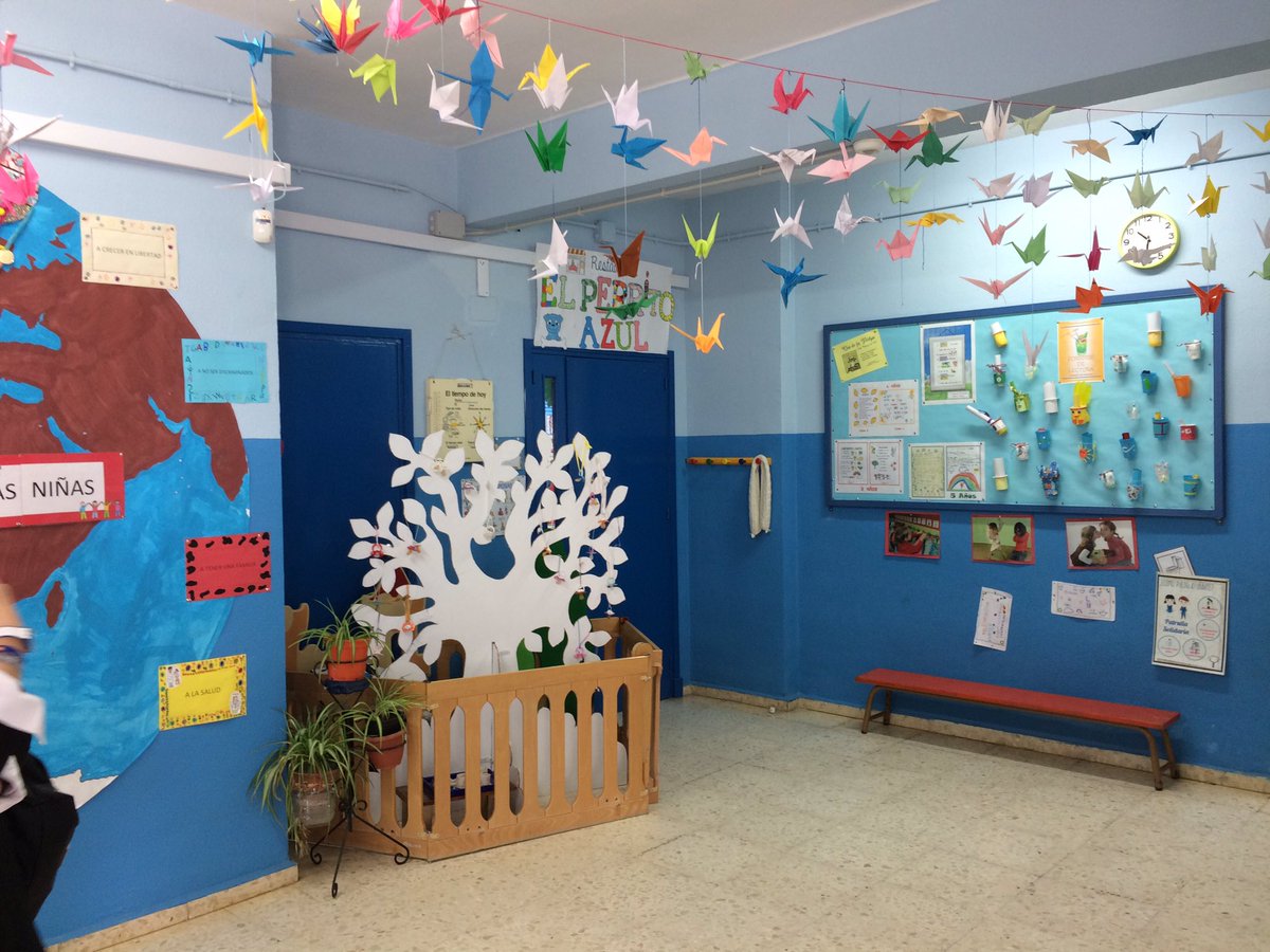 MaraLuisaMoren8's tweet photo. Dña. Soledad Oliva,directora del CEI Julio Cesar, nos explicó los proyectos que se llevan a cabo en su centro así como sus nuevas propuestas, entre las que destaca el proyecto de Patio. @CEUAndalucia @eeijuliocesar @BeatrizHoster #practica3b2018 https://t.co/Fx945heioo