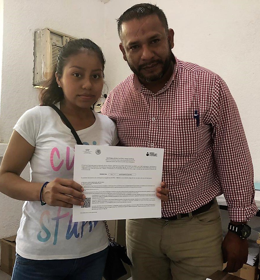 IEATTABASCO's tweet image. Del municipio de #Teapa, Sara Hernández Alvarado, recibe duplicado de su certificado de Secundaria.#FelizLunes #EducaciónEsDesarrollo @INEAmx