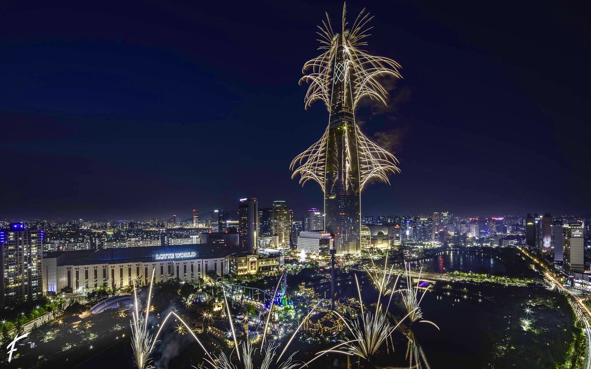 GroupeFpyro's tweet image. Another look at the Lotte World Tower Fireworks Festival, Seoul. #seoul #korea #Korean #groupef #lotteworld #lotteworldtower #fireworks