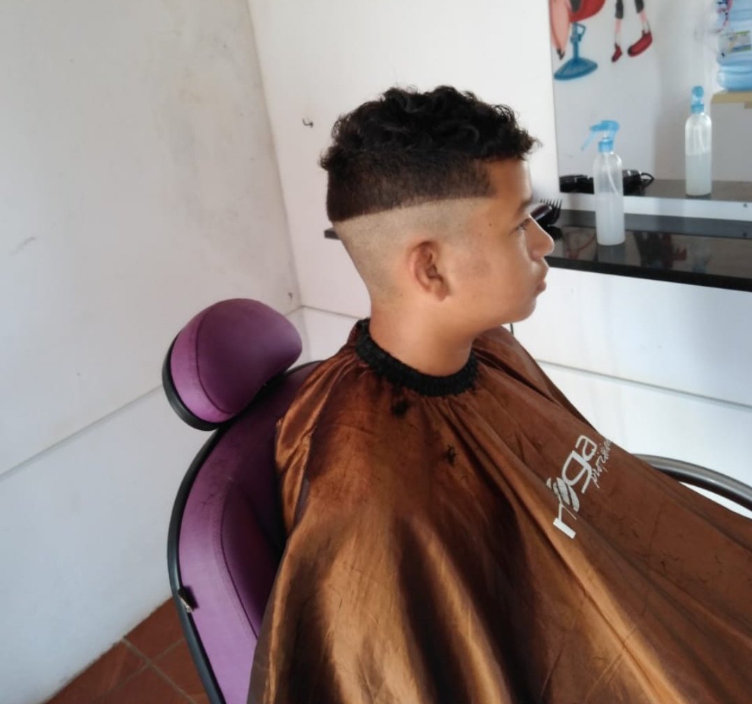 biavassi's tweet photo. Abriu uma barbearia nova perto da casa da minha avó, meu primo foi o segundo cliente do cara o resultado foi esse,quanto mais o cara tentava ajeitar pior ficava e o jeito foi raspar HAUAHAUAH
P.S: a cara de deboche do irmão dele vendo a cena
#turmafeirafu https://t.co/LLQSDcfXvO