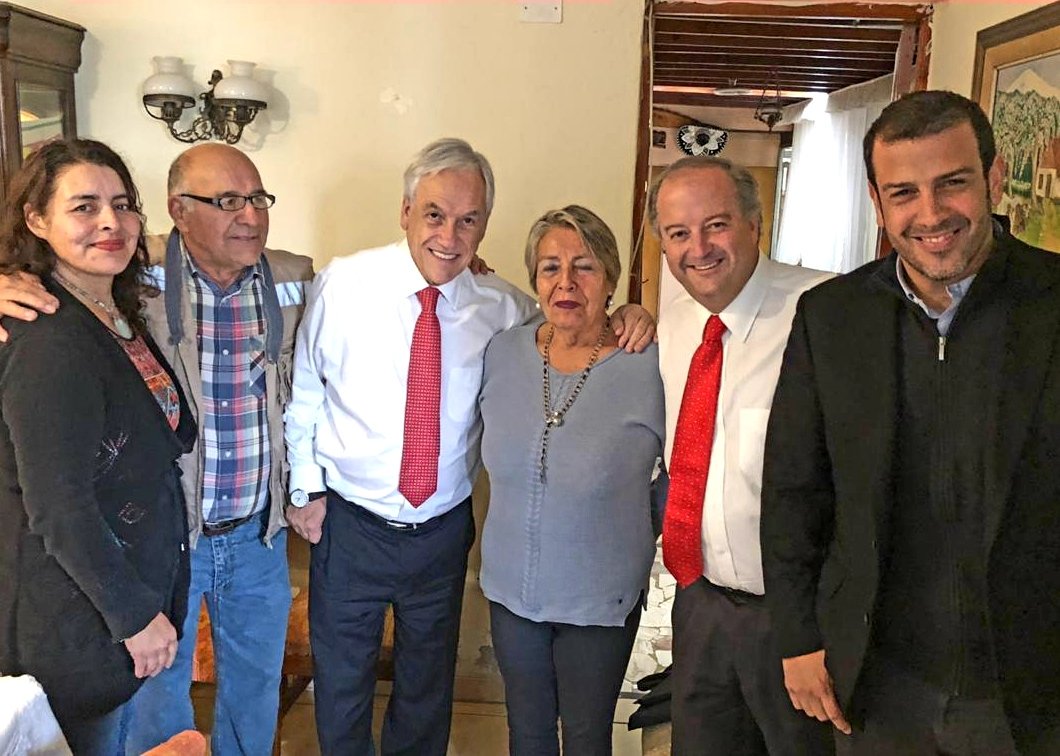 Presidente <a href="/sebastianpinera/">Sebastian Piñera</a>, alcalde <a href="/RodrigoDelgadoM/">Rodrigo Delgado Mocarquer</a> y ministro <a href="/nmonckeberg/">Nicolás Monckeberg Díaz</a> visitaron matrimonio adulto mayor de #EstaciónCentral, encuentro donde hablaron sobre Proyecto de #ReformaPensiones que busca mejorar jubilación a más de 1millón 500mil beneficiarios del Pilar Solidario