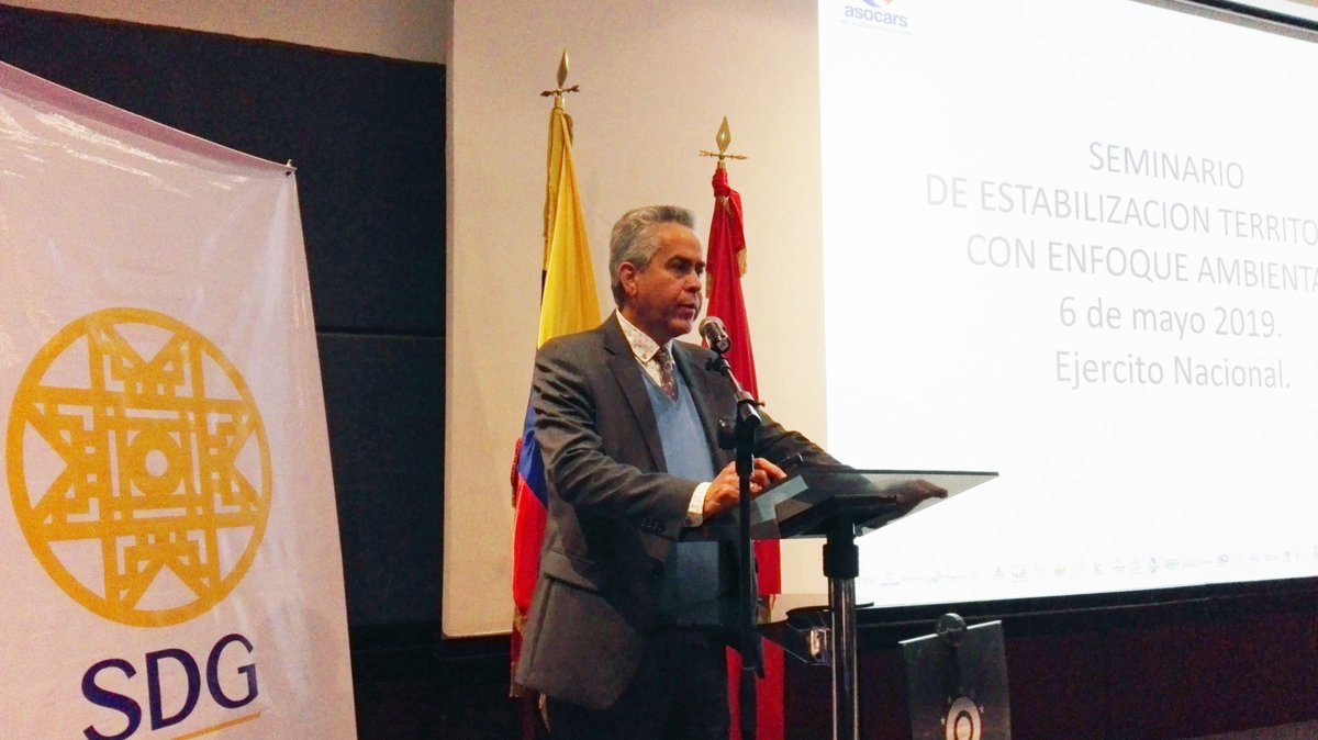 SdgColombia's tweet photo. El Dr. Ramón Leal Leal, Director de la Asociación de Corporaciones Autónomas Regionales y de Desarrollo Sostenible @ASOCARS, explica funciones, jurisdicción de las Corporaciones y la política de gestión integral de recurso hídrico. @NoruegaenCOL @COL_EJERCITO @Ejercito_CAAID https://t.co/EOnDKnSPa3